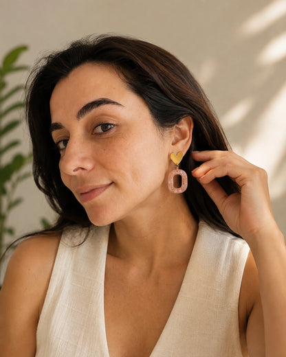 Hero de modelo usando aretes Dulce Corazón de acero inoxidable y resina rosa