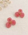 Pétalo Rosa – Aretes florales de tres pétalos y centro dorado