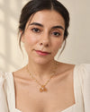 Trébol de Luz – Collar entrelazado con flor cobriza y cuentas