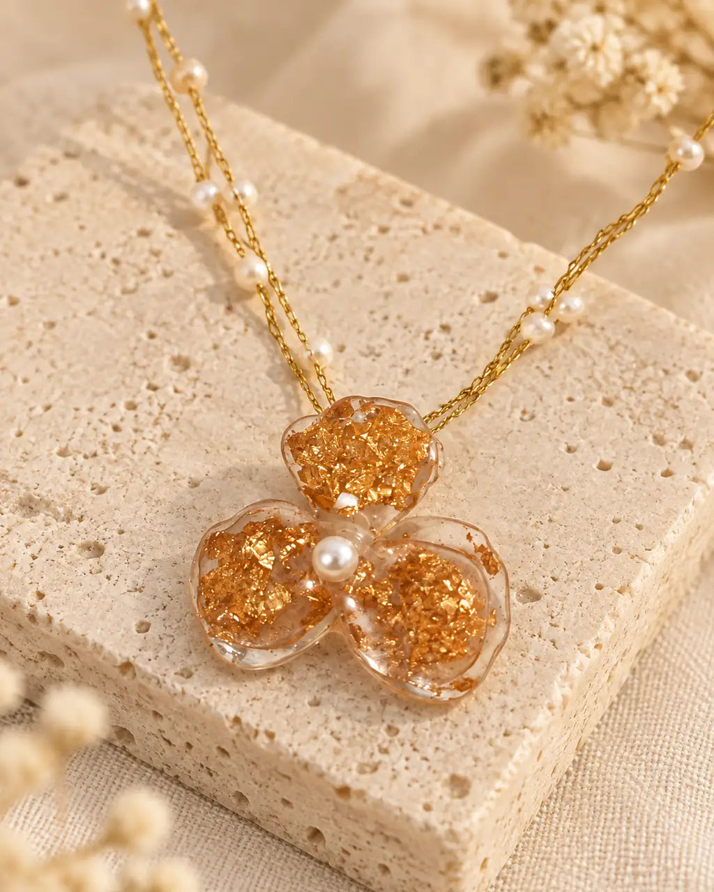 Trébol de Luz detalle de flor cobriza sobre piedra clara