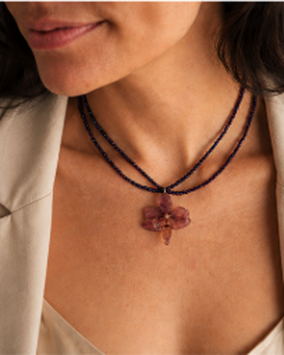 Flor Inmortal, detalle del collar de murano y orquídea preservada sobre modelo