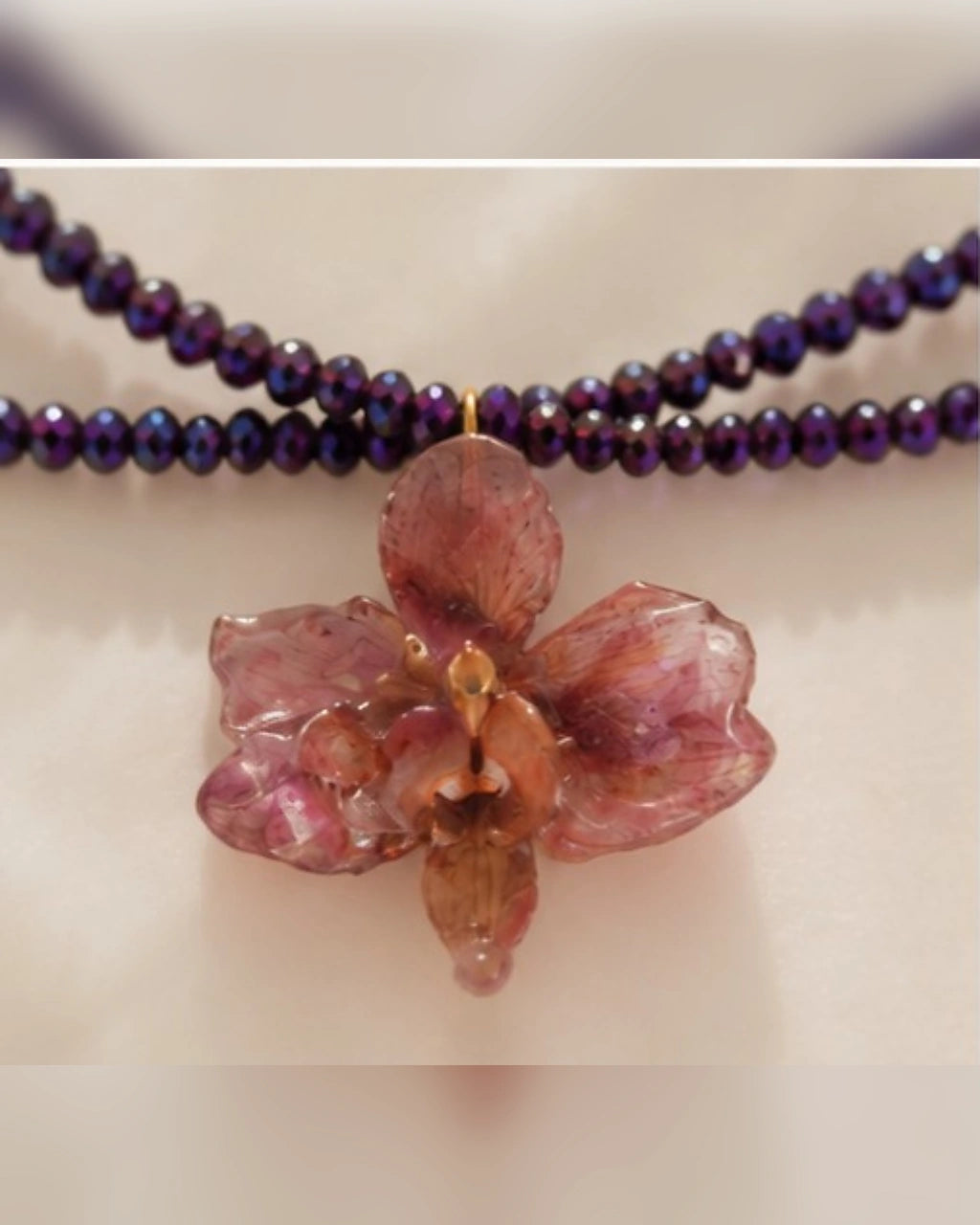 Flor Inmortal, collar de doble hilera de murano con orquídea mini preservada, detalle