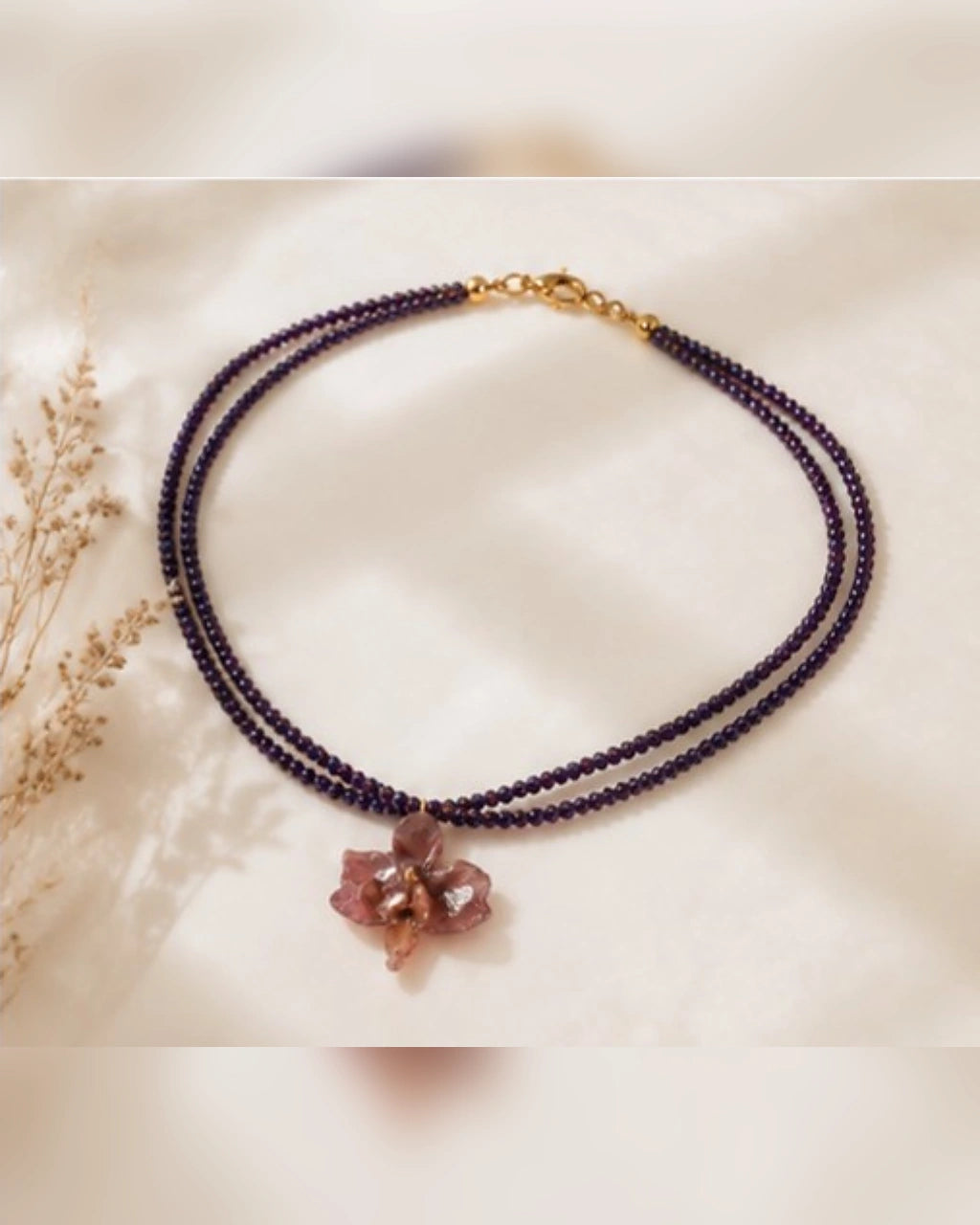 Flor Inmortal, collar de murano con orquídea mini preservada, vista de tres cuartos
