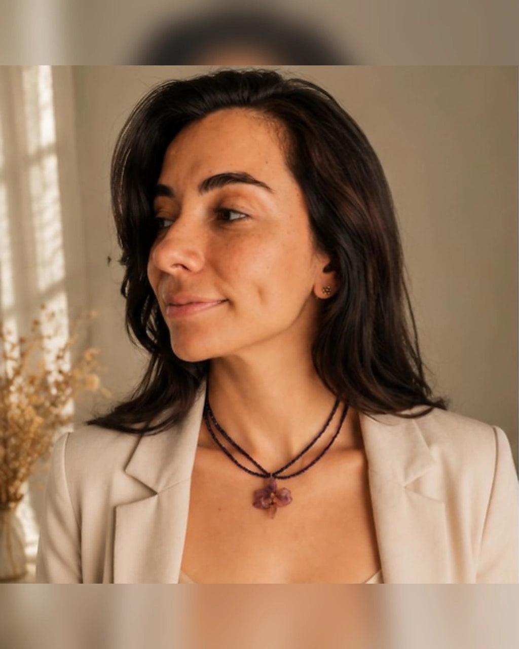Flor Inmortal, collar de murano con orquídea mini preservada, detalle del cierre
