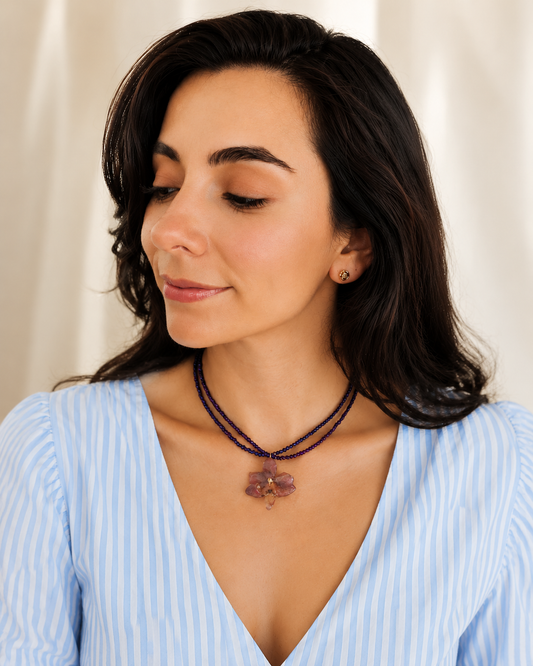 Flor Inmortal, collar de murano con orquídea mini preservada, portada editorial sobre modelo