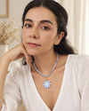 Margarita Celeste – Collar de cuentas azules y flor bicolor delicada