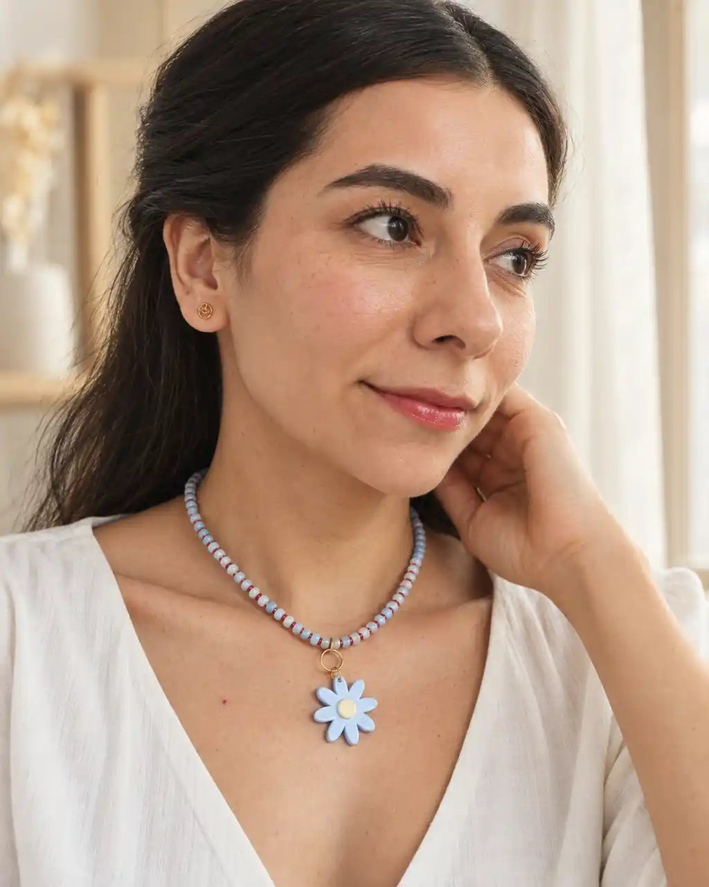 Margarita Celeste, collar corto de cuentas azules y flor azul, ángulo complementario en modelo
