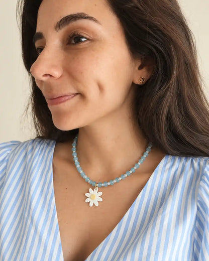 Brisa Margarita, collar aqua con flor blanca y centro amarillo, vista principal en modelo