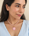 Rosa Silvestre – Collar rosado con margarita de centro amarillo