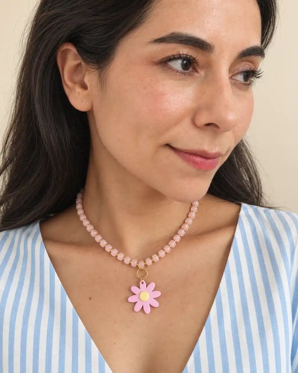 Rosa Silvestre, collar rosado con margarita de centro amarillo, ángulo complementario en modelo