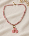 Trébol Rosa – Collar rosado con flor de tres pétalos dorados