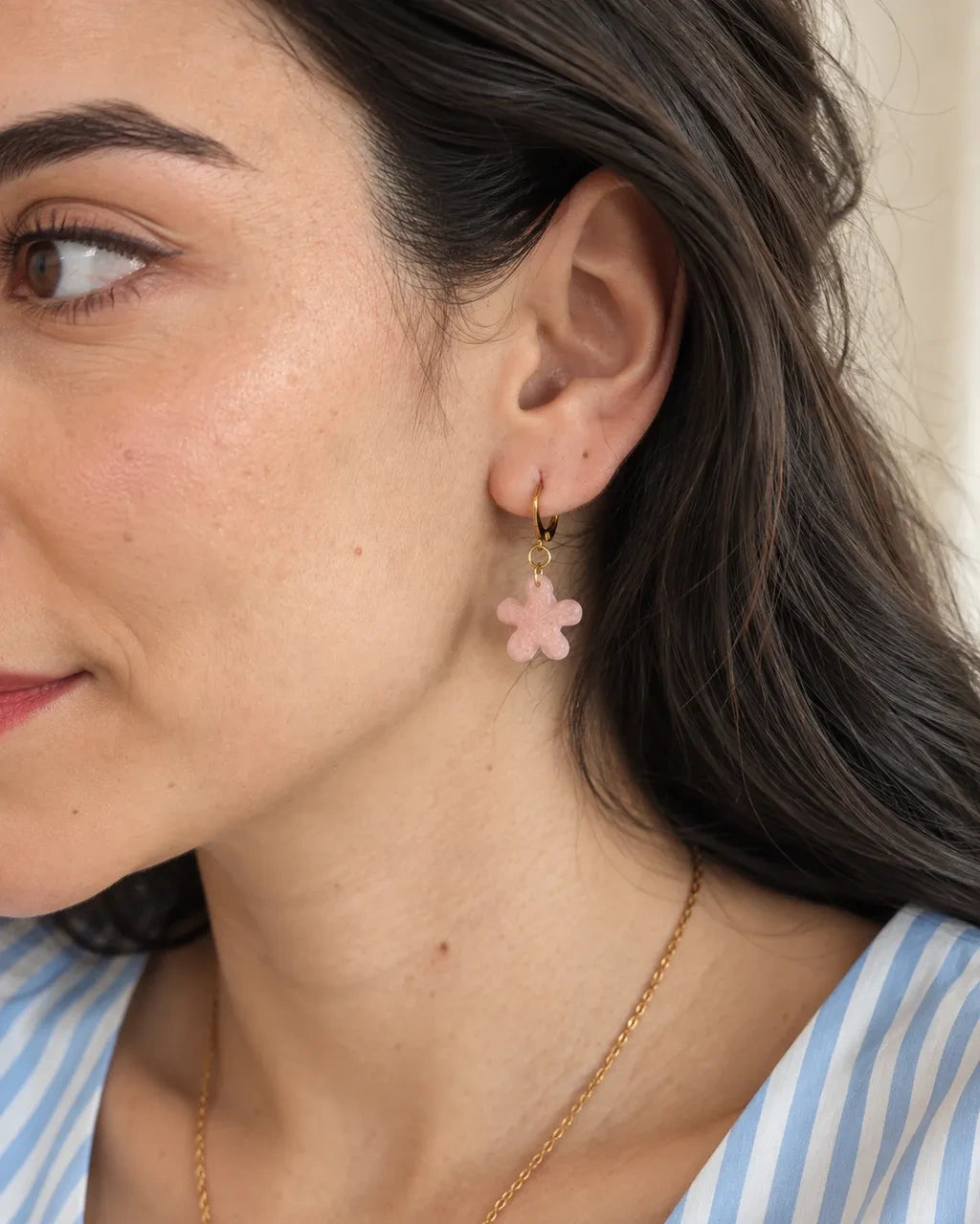 Detalle de los aretes florales Flor de Alba C95