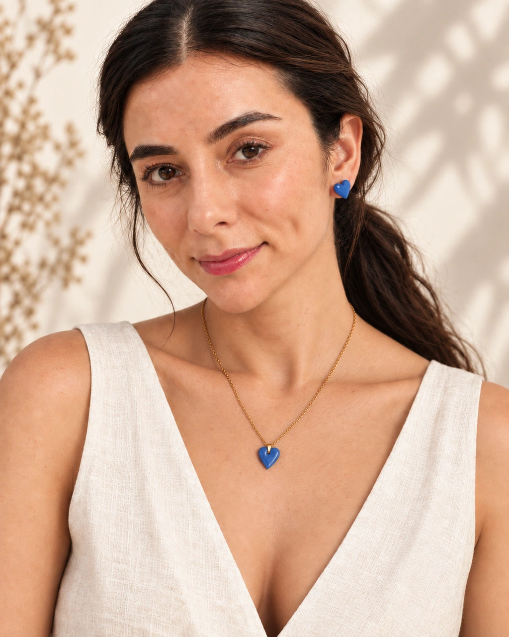 Corazón Azul C97, set artesanal sobre la modelo