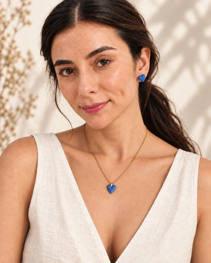 Corazón Azul C97, set artesanal sobre la modelo