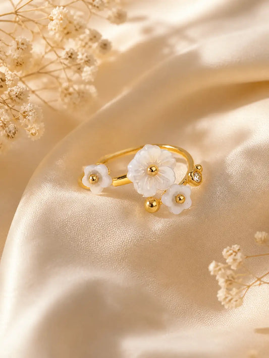 Pétalos Dorados – Anillo con flores y brillo sutil