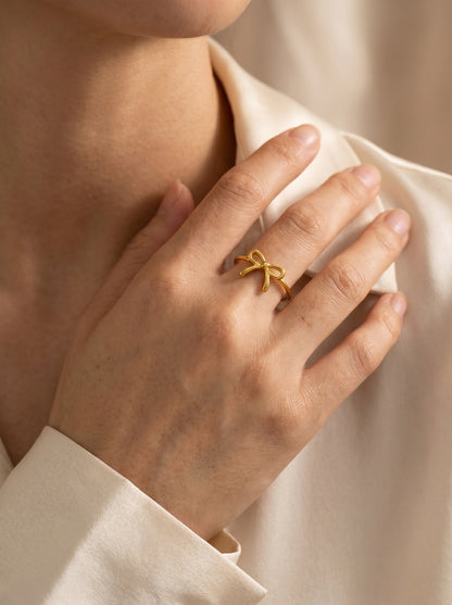 Lazo Mini – Anillo dorado ajustable en acero