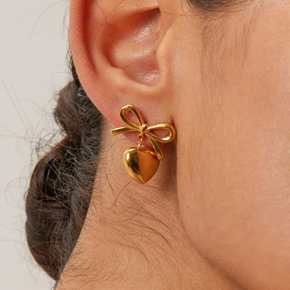 Encanto Dorado – Aretes lazo y corazón en acero