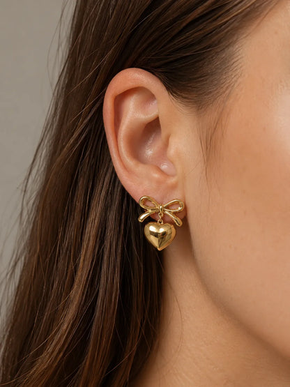 Encanto Dorado – Aretes lazo y corazón en acero