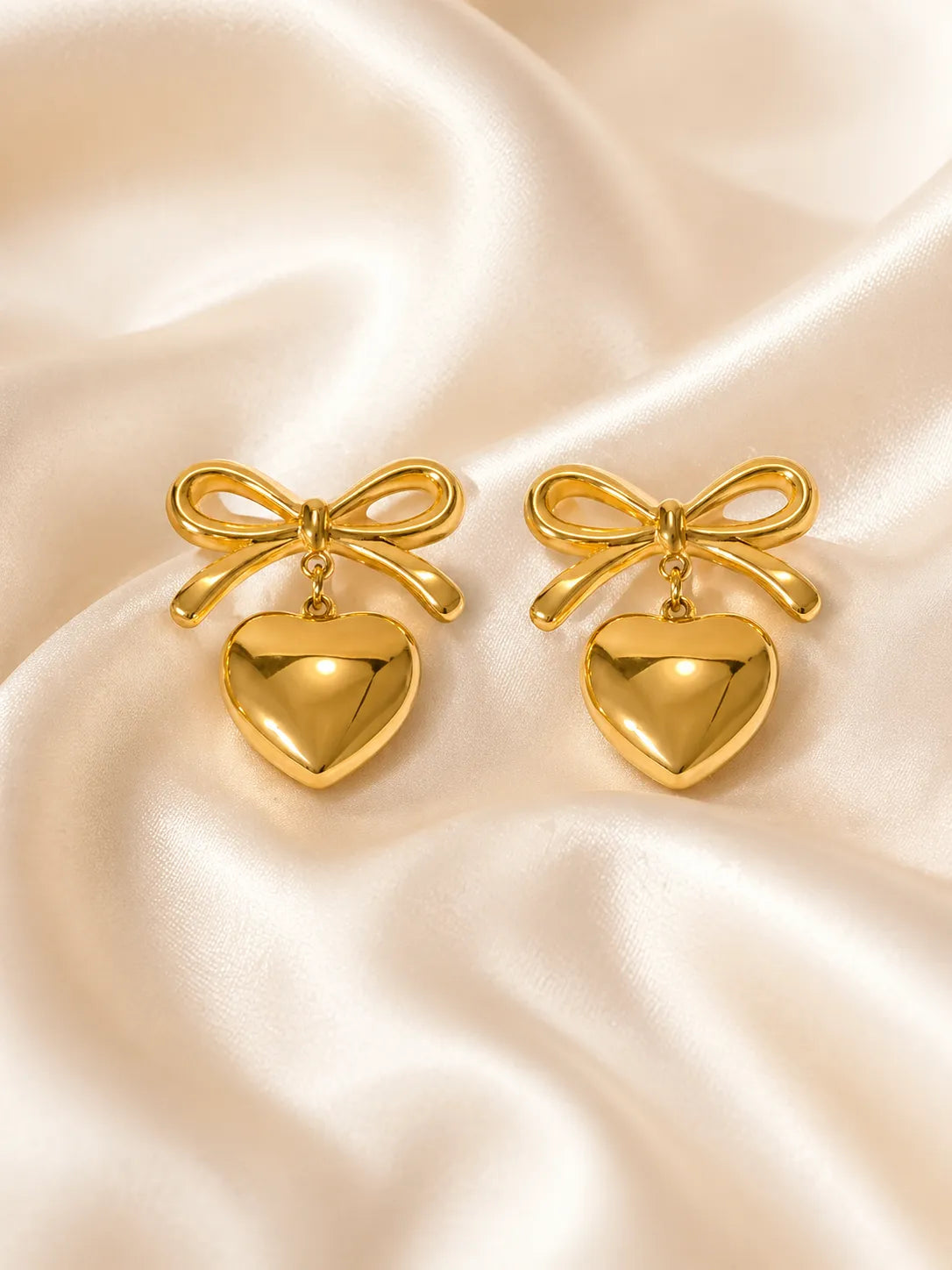 Encanto Dorado – Aretes lazo y corazón en acero