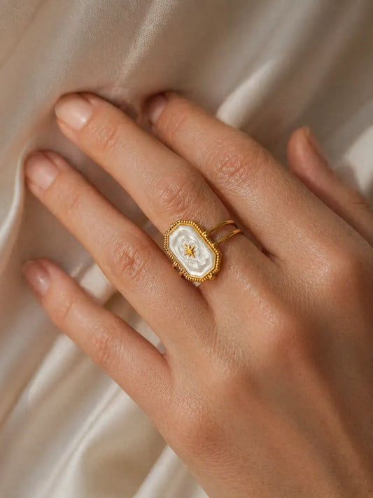 Destello Celeste – Anillo dorado con centro perlado