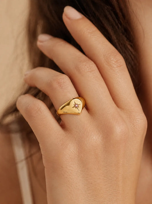 Corazón Estelar – Anillo dorado con circonia rosa