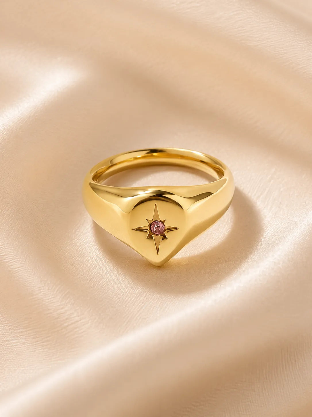 Corazón Estelar – Anillo dorado con circonia rosa