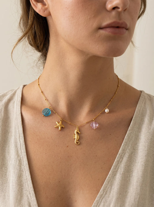 Marina Chic – Collar dorado con dijes marinos en acero inoxidable
