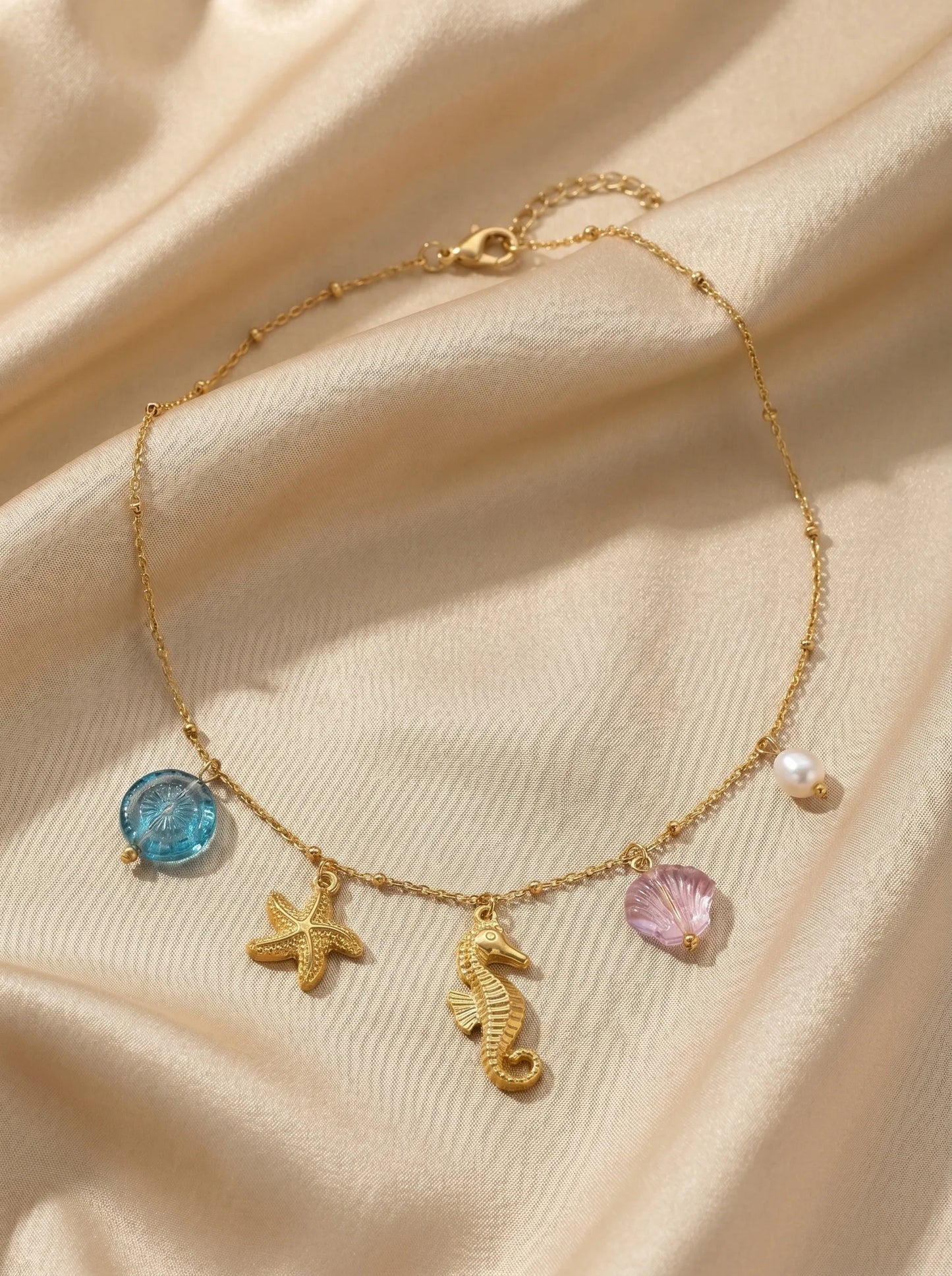 Marina Chic – Collar dorado con dijes marinos en acero inoxidable
