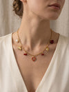 Rojo Chic – Collar dorado con dijes en acero inoxidable