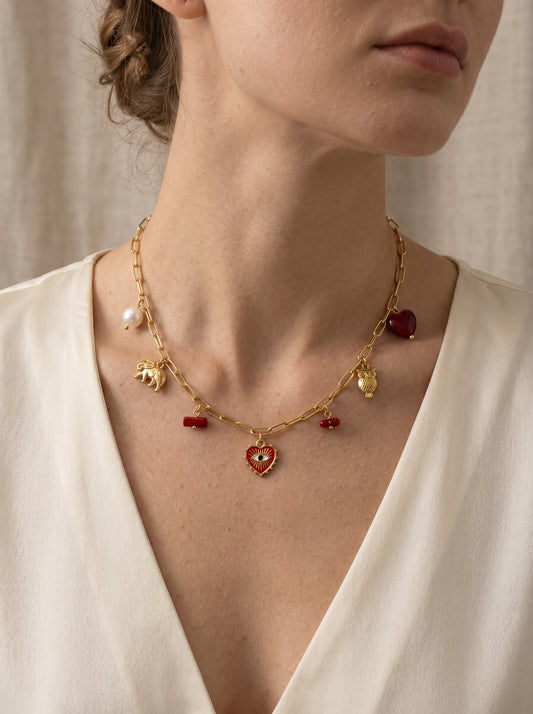 Rojo Chic – Collar dorado con dijes en acero inoxidable