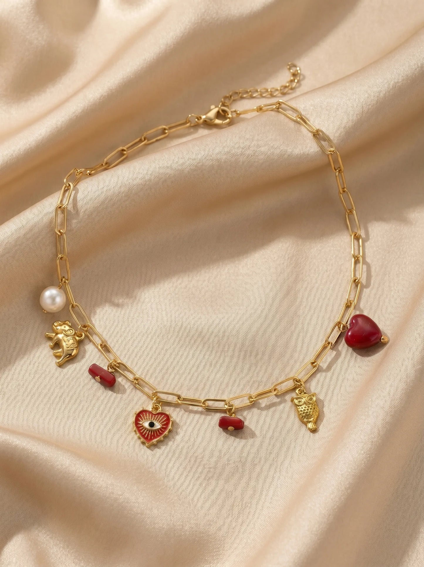 Rojo Chic – Collar dorado con dijes en acero inoxidable