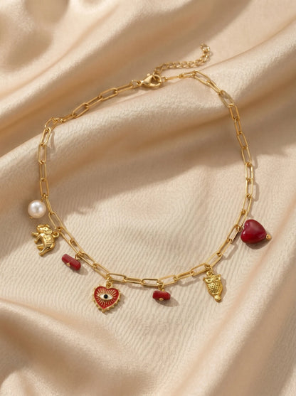 Rojo Chic – Collar dorado con dijes en acero inoxidable