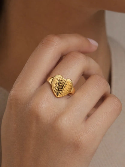 Brillo de Amor – Anillo corazón dorado