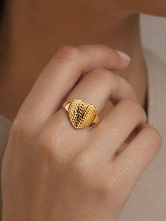 Brillo de Amor – Anillo corazón dorado