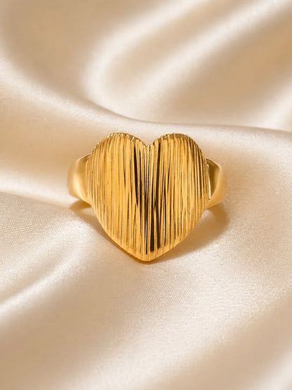 Brillo de Amor – Anillo corazón dorado