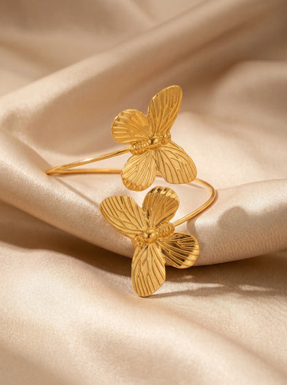 Encanto Alado – Pulsera elegante en acero dorado