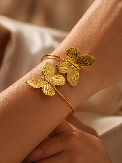 Encanto Alado – Pulsera elegante en acero dorado