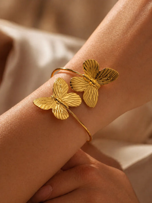 Encanto Alado – Pulsera elegante en acero dorado
