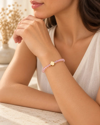 Luz Serena – pulsera rosada con cruz, vista tres cuartos