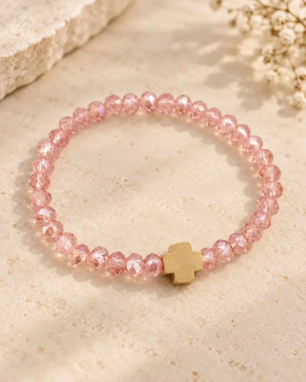 Luz Serena – detalle de cuentas rosadas y cruz dorada