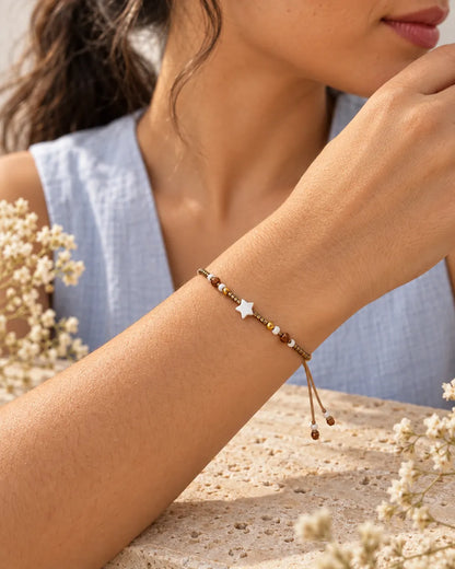 Estrella Serena – detalle de estrella y cuentas en muñeca
