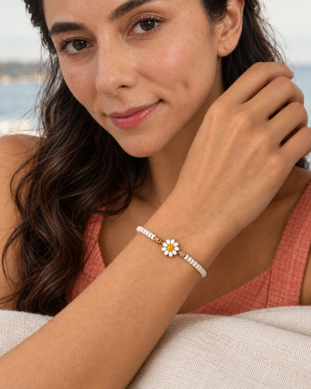 Margarita Serena – pulsera blanca con margarita, detalle en muñeca