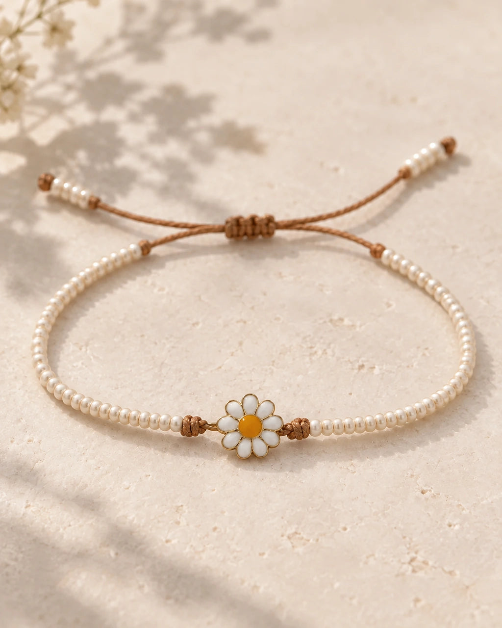 Margarita Serena – detalle de margarita y chaquiras beige perladas
