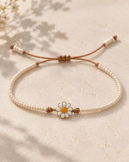 Margarita Serena – detalle de margarita y chaquiras beige perladas