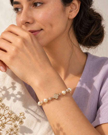 Fe Perla – pulsera con cruz dorada, detalle en muñeca
