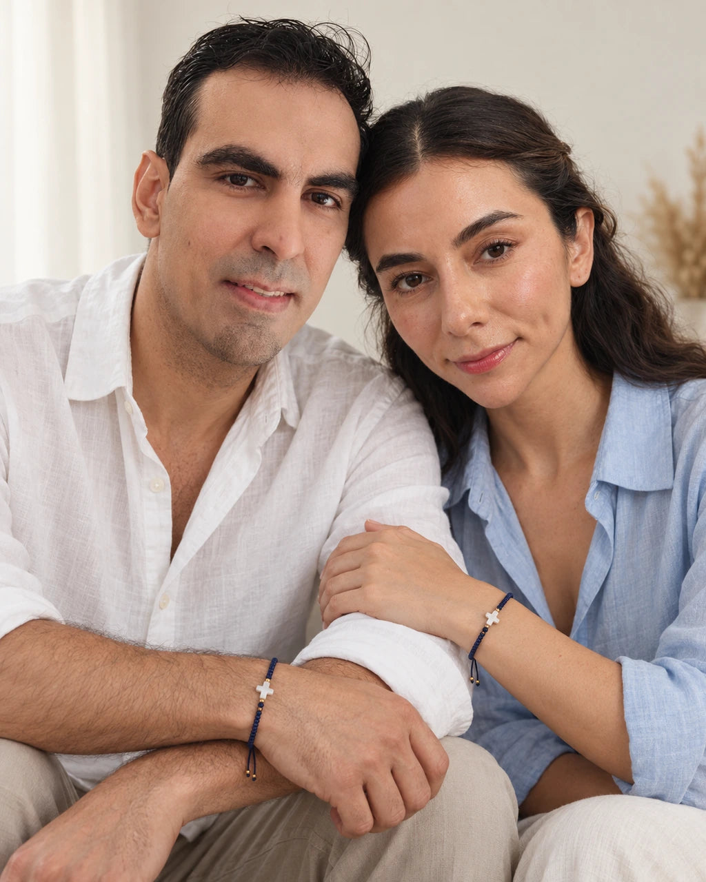 Nuestra Historia Azul – Dúo de pulseras para pareja con cruz de nácar – imagen 1