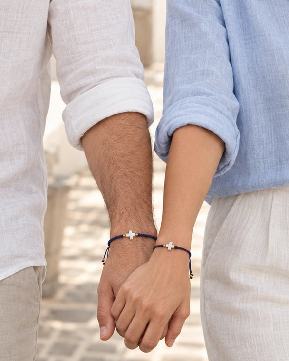 Nuestra Historia Azul – Dúo de pulseras para pareja con cruz de nácar – imagen 3