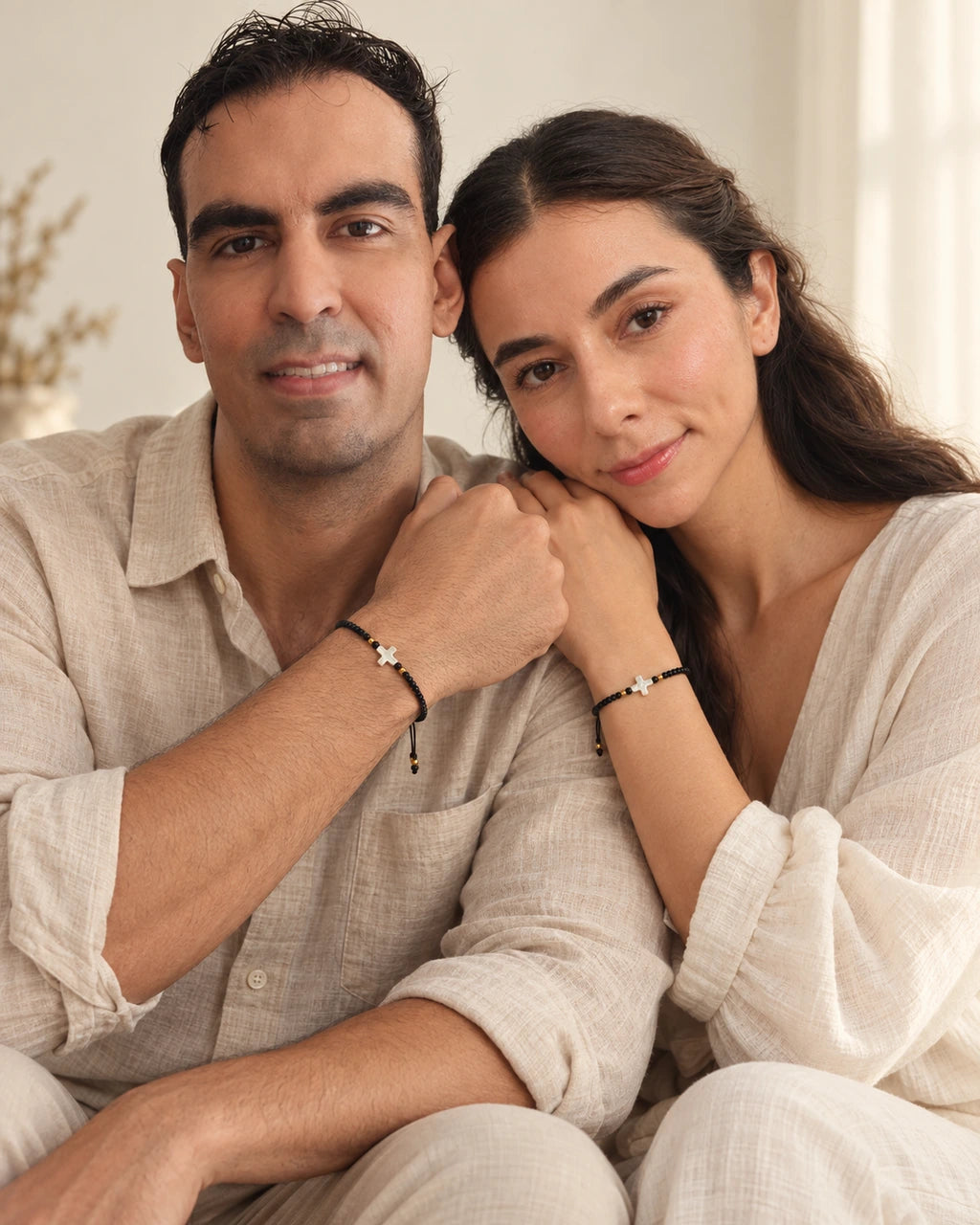 Nuestra Historia Negra – Dúo de pulseras para pareja con cruz de nácar – imagen 1