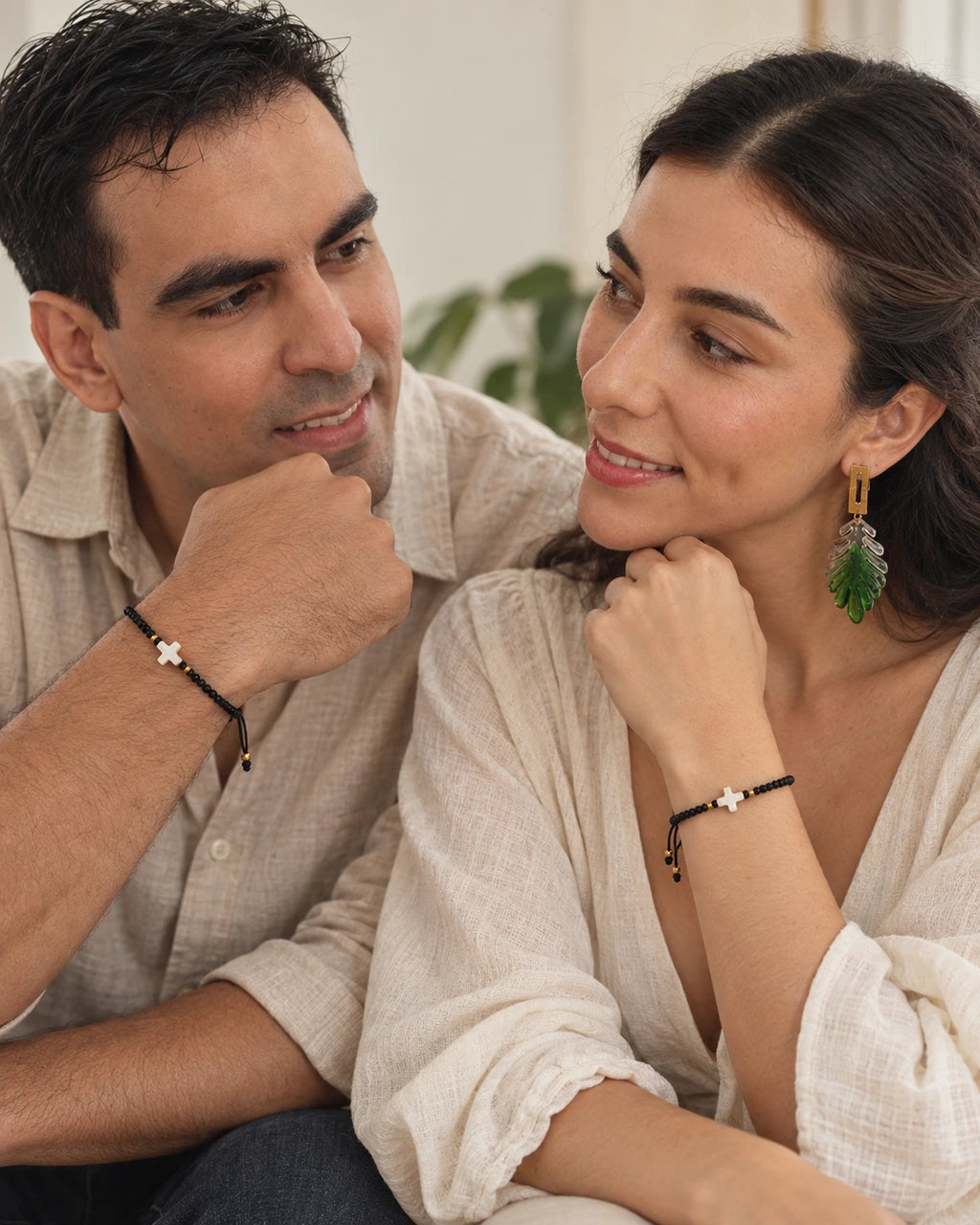 Nuestra Historia Negra – Dúo de pulseras para pareja con cruz de nácar – imagen 2