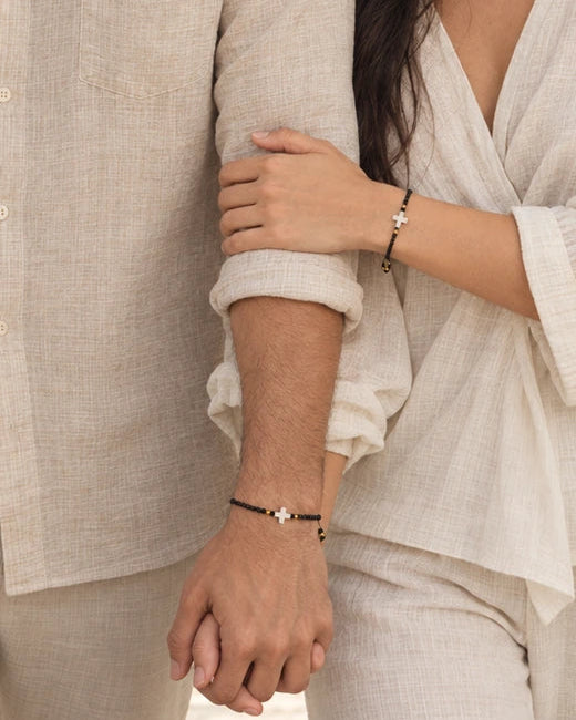 Nuestra Historia Negra – Dúo de pulseras para pareja con cruz de nácar – imagen 3